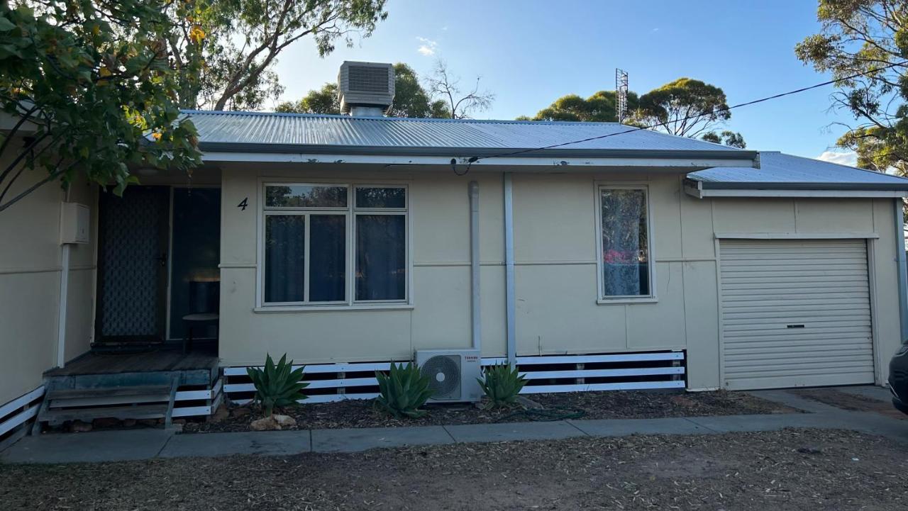 Home Away From Home Merredin Exterior photo